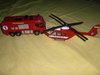 2 Spielzeugfahrzeuge,Feuerwehr;Auto,Hubschrauber